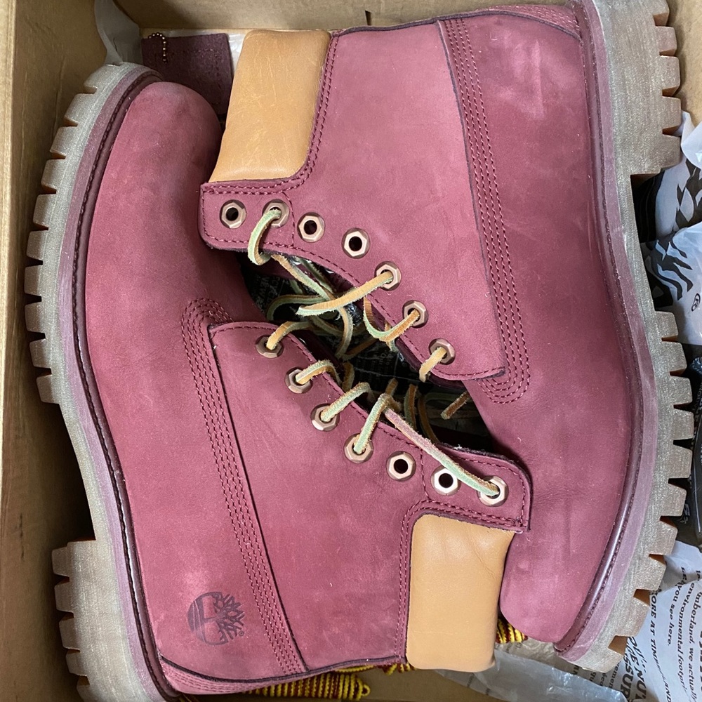 BRAND NEW maroon timbs